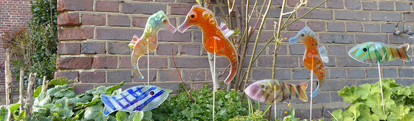 Bunte Fische und Seepferdchen als Gartenstecker aus Glas