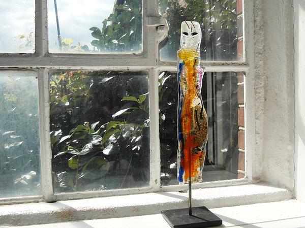 Pepperboy-Glasskulptur vor Fenster