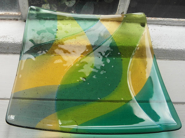 quadratische Schale in zwei Farbglaschichten in Grüntönen zusammengesetzt, verschmolzen und geformt