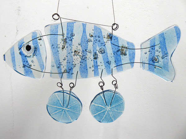 Fisch auf Fahrrad, Glasfigur frei hängend, blau gestreift